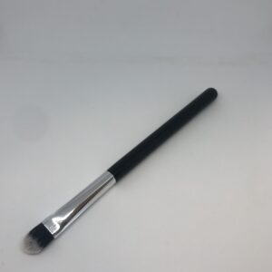 Øjenskyggepensel, eyeshadow brush forhandles hos Somé hair and makeup art i Horsens eller på shoppen www.so-me.dk/shop
