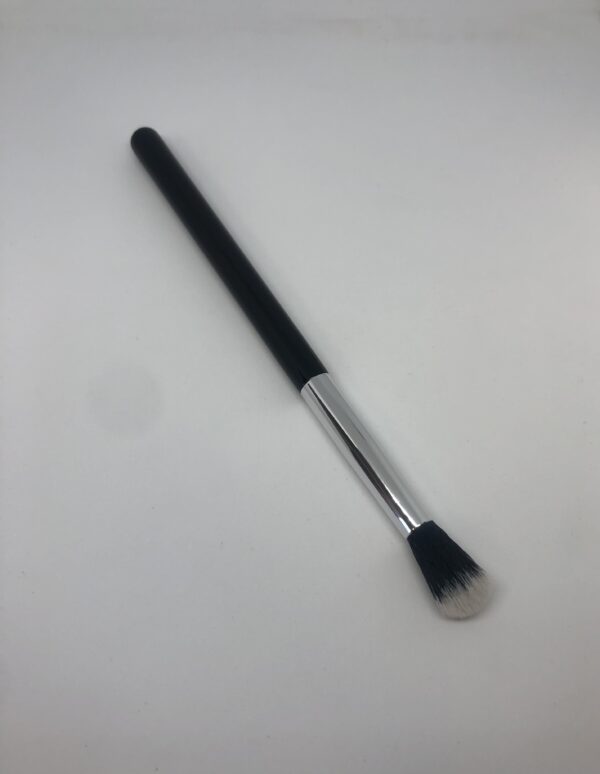 tonings pensel, blending brush. Genial pensel til at lave soft look og til at blende nuancer af øjenskygge sammen. Forhandles hos Somé hair and makeup art i Horsens