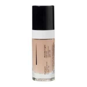 Wonderlight Serum foundation til moden hud. Du får masser af fugt og en smuk glød uden at virke unaturlig i huden. Forhandles hos Somé hair and makeup art. Et makeup produkt fra Radiant professional