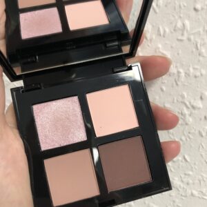 Her får du 4 skønne nuancer i de rosa pudderfarver. Det er et godt match mellem matte og velourshine skygger. Med disse skygger kan du skabe et look til både hverdag og fest. Somé hair and makeup art