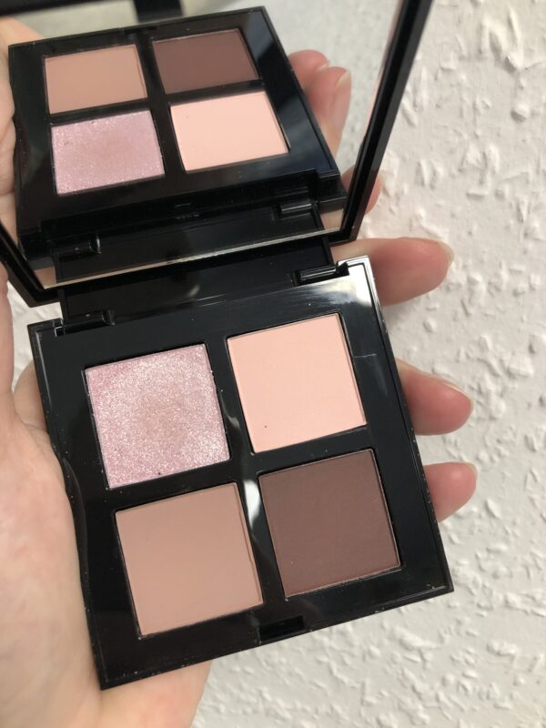 Her får du 4 skønne nuancer i de rosa pudderfarver. Det er et godt match mellem matte og velourshine skygger. Med disse skygger kan du skabe et look til både hverdag og fest. Somé hair and makeup art