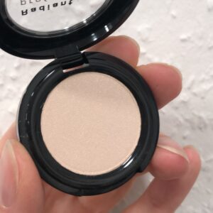 Lys smuk basis øjenskygge fra Radiant. nr. 220