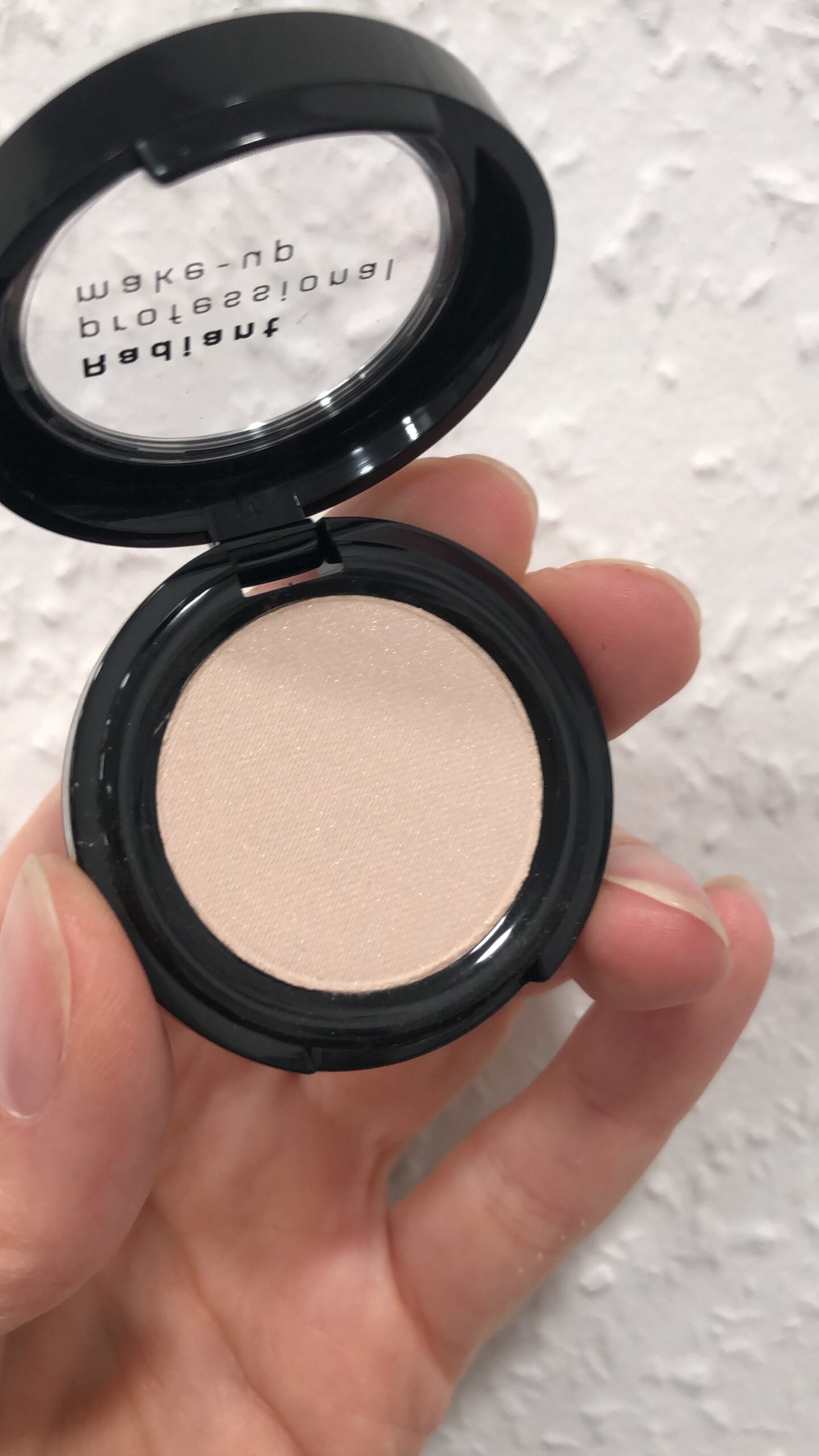 Lys smuk basis øjenskygge fra Radiant. nr. 220