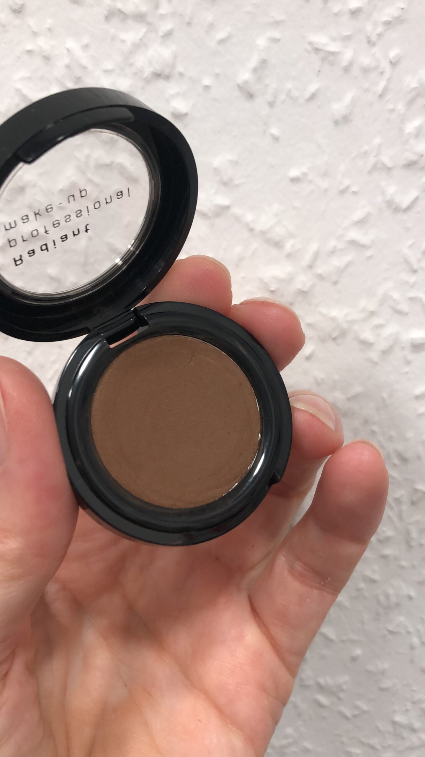 Øjenskygge 235 fra Radiant. Forhandles hos Somé hair and makeup art i Horsens eller online på www.so-me.dk/shop