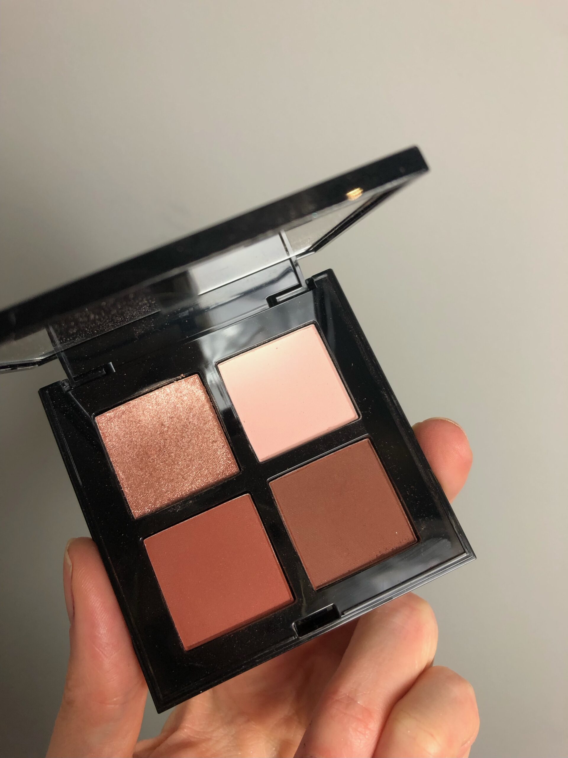Flirt Alert 4 øjenskygger i 1. Forhandles hos Somé hair and makeup art i Horsens eller online www.so-me.dk/shop