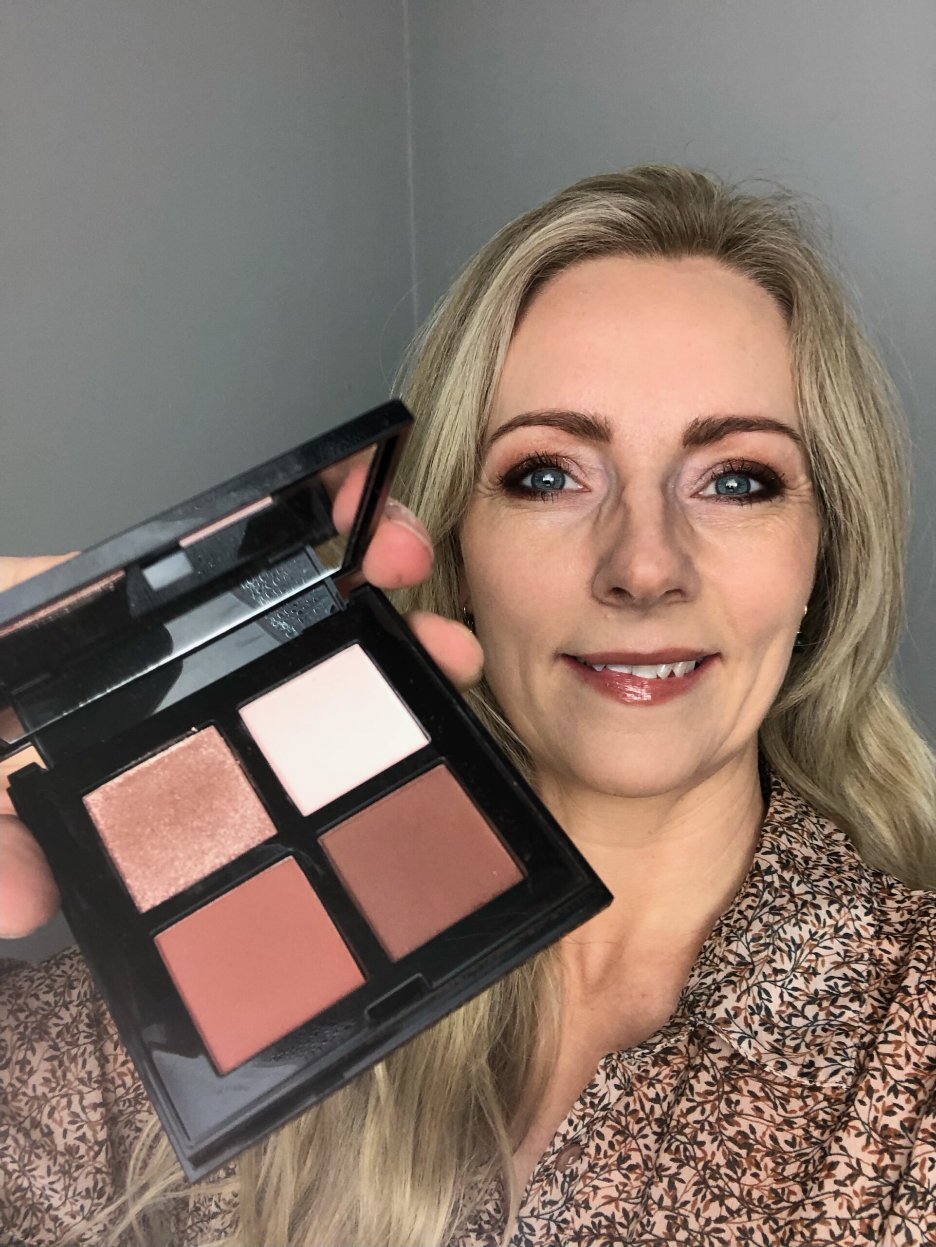 Flirt Alert 4 øjenskygger i 1. Forhandles hos Somé hair and makeup art i Horsens eller online www.so-me.dk/shop