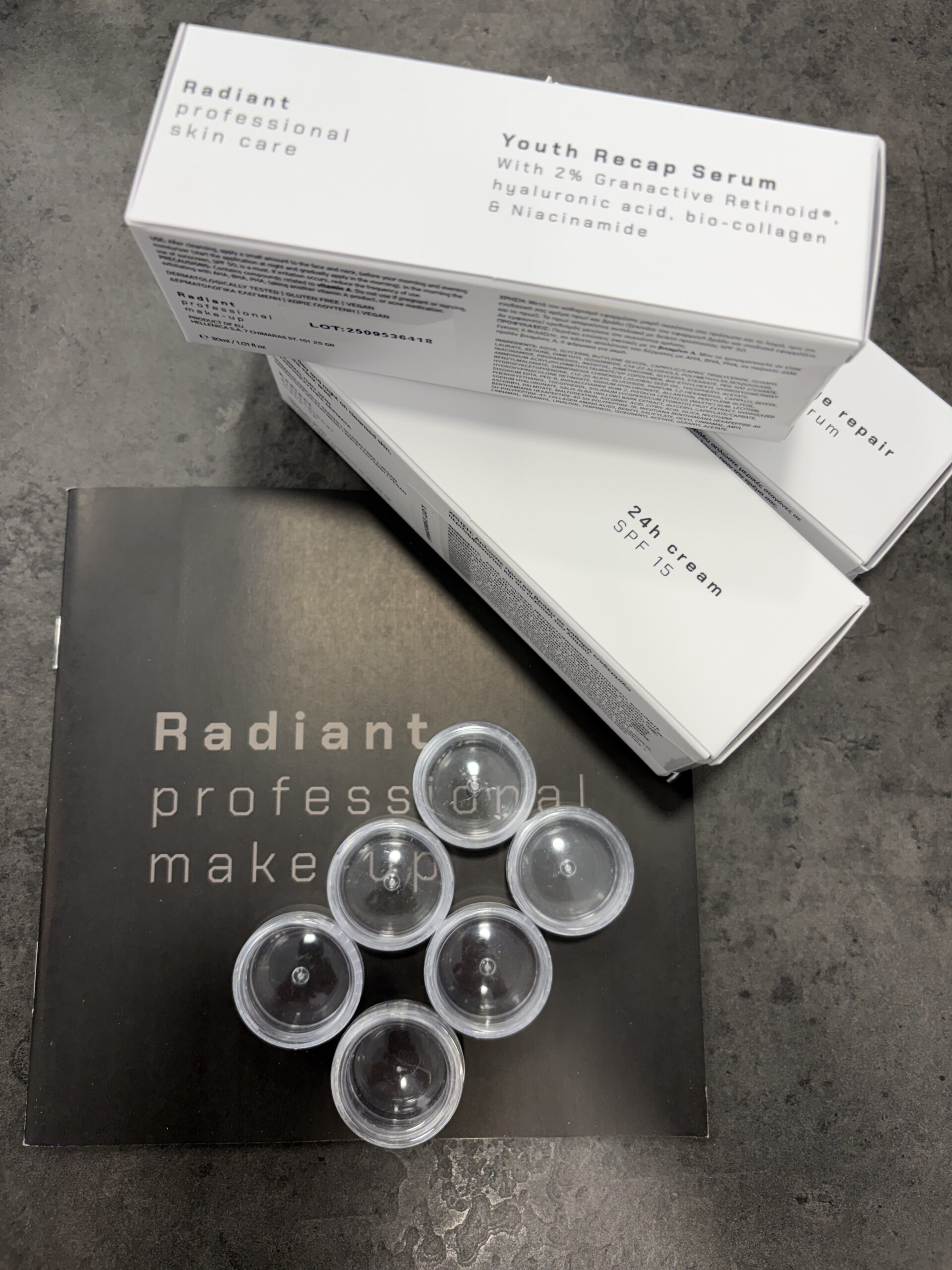 Prøv den lækre hudpleje fra Radiant inden du bestille full size. Standard test pakke giver dig de 6 mest populære cremer. Sender i DK og afhentning til 0 kr. på Kongensgade i Horsens hos Somé hair and makeup art